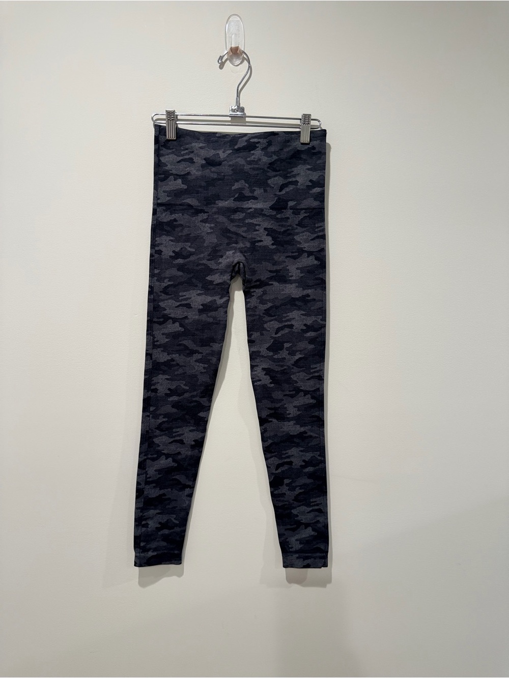 SPANX Women’s Gray & Black Camo Leggings Size Medium